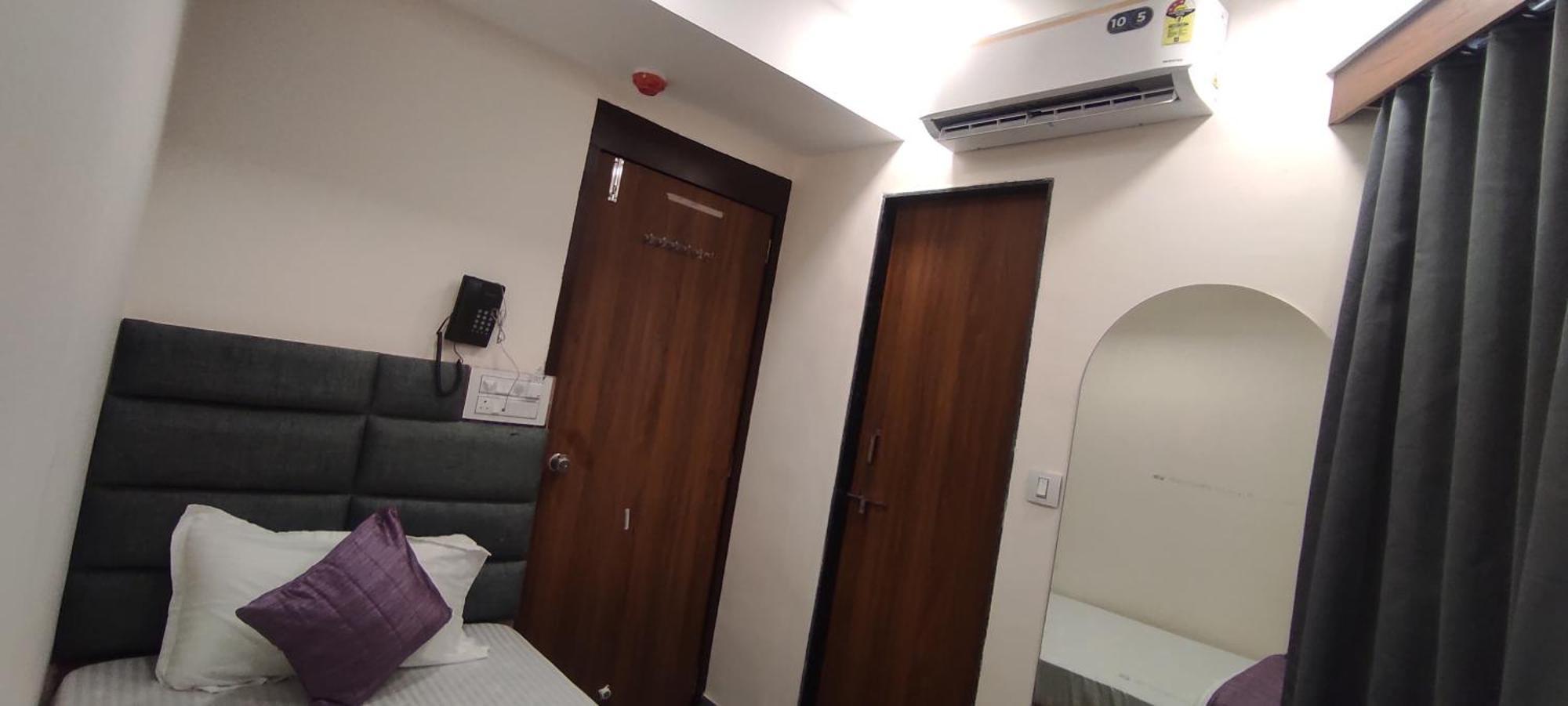 Hotel Earth Inn, Subhash Bridge, Rto Circle, Ahmedabad Exterior photo